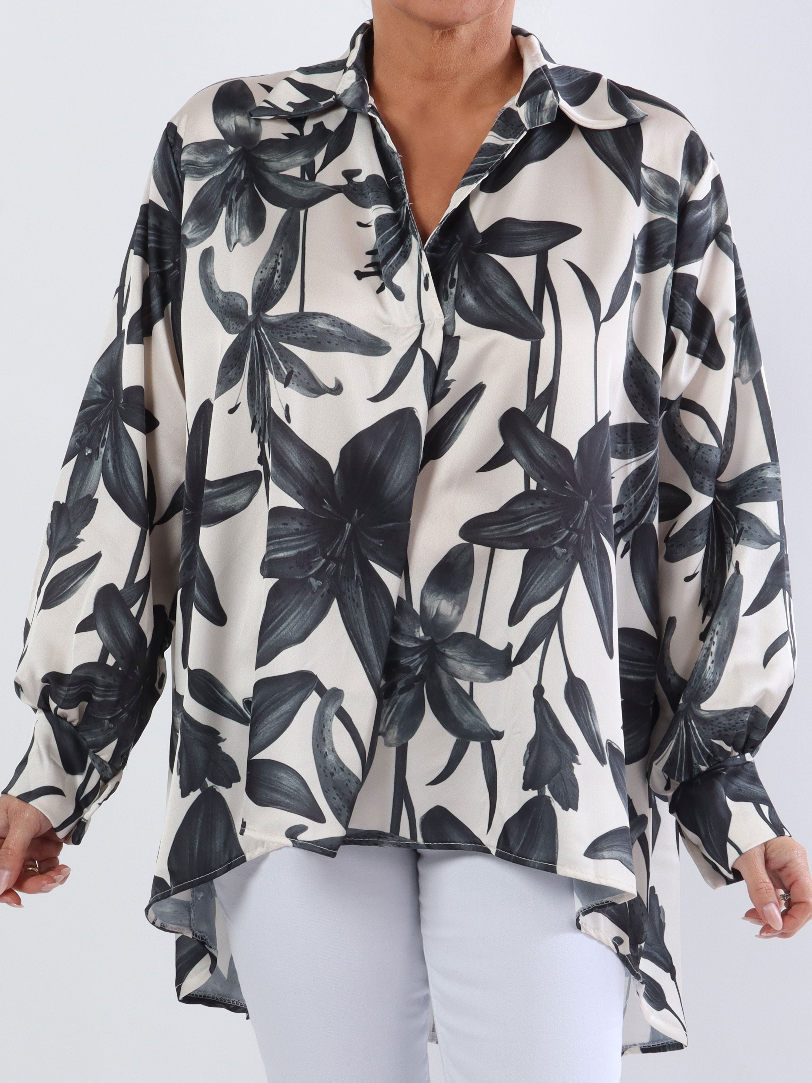 Paradise - Sød plus size skjorte i silkelook med liljemotiver